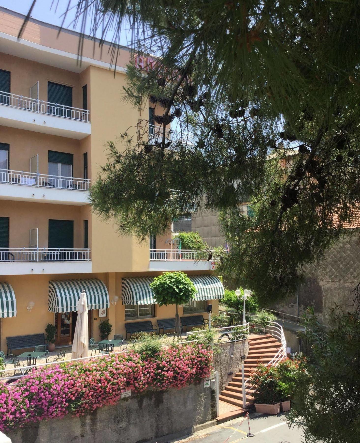 Albergo Adriana Celle Ligure Exterior photo